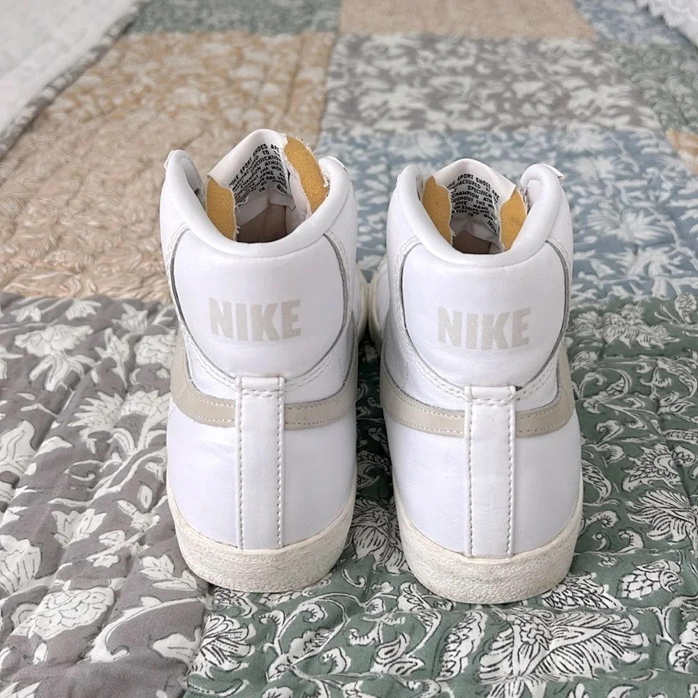Nike Women’s Blazer '77 Vintage Mid Light Bone Sneaker Size 8